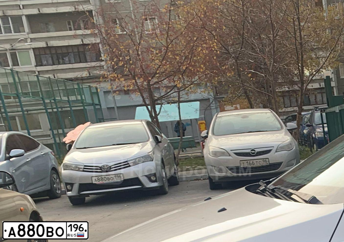 Фото автомобиля TOYOTA COROLLA, 2013 — госномер А880ВО196. Цвет: СЕРЕБРИСТЫЙ