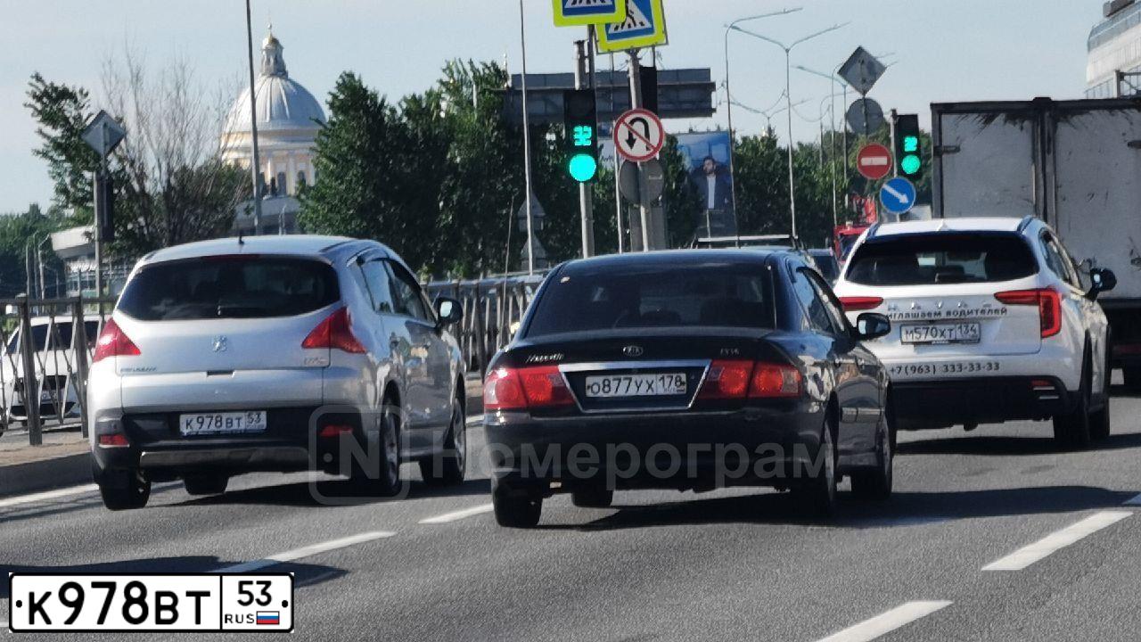 Фото автомобиля PEUGEOT 3008, 2011 — госномер К978ВТ53. Цвет: Серебристый