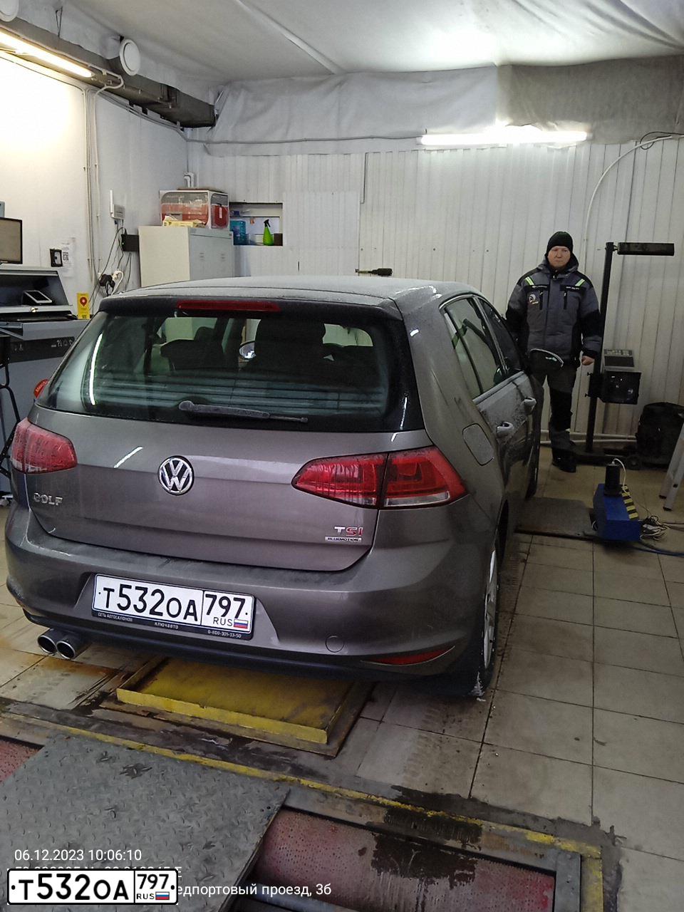 Фото автомобиля VOLKSWAGEN GOLF, 2013 — госномер Н756УА77. Цвет: СЕРЫЙ