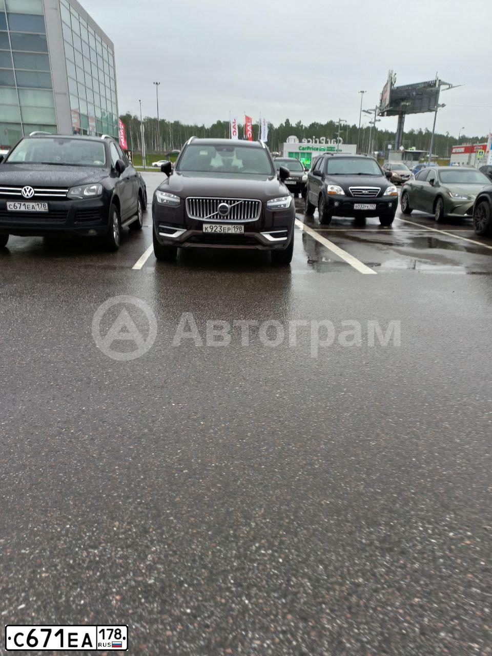 Фото автомобиля VOLKSWAGEN TOUAREG, 2010 — госномер С671ЕА178. Цвет: ЧЕРНЫЙ