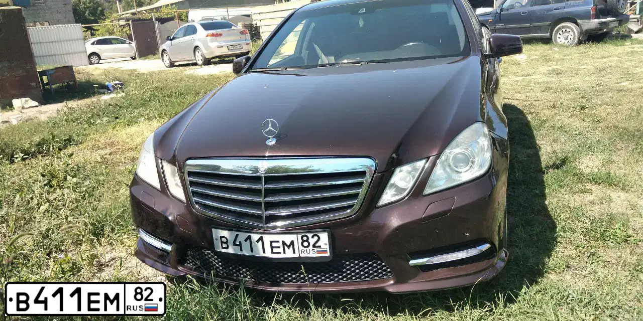 Фото автомобиля MERCEDES E-KLASSE, 2011 — госномер В411ЕМ82. Цвет: Коричневый