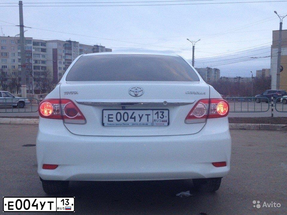 Фото автомобиля TOYOTA COROLLA, 2012 — госномер Е004УТ13. Цвет: Белый
