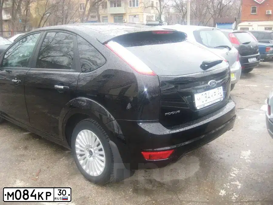 Фото автомобиля FORD FOCUS, 2010 — госномер М084КР30. Цвет: ЧЕРНЫЙ