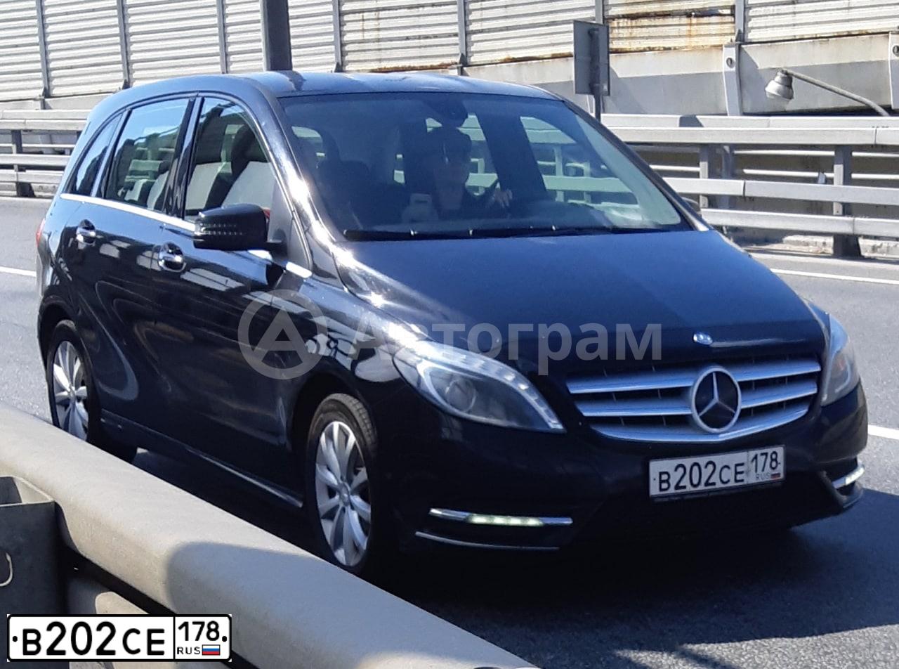 Фото автомобиля MERCEDES B-KLASSE, 2014 — госномер В202СЕ178. Цвет: ЧЕРНЫЙ