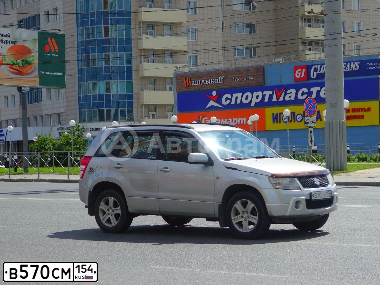 Фото автомобиля SUZUKI GRAND VITARA, 2008 — госномер Х877СО154. Цвет: СЕРЫЙ