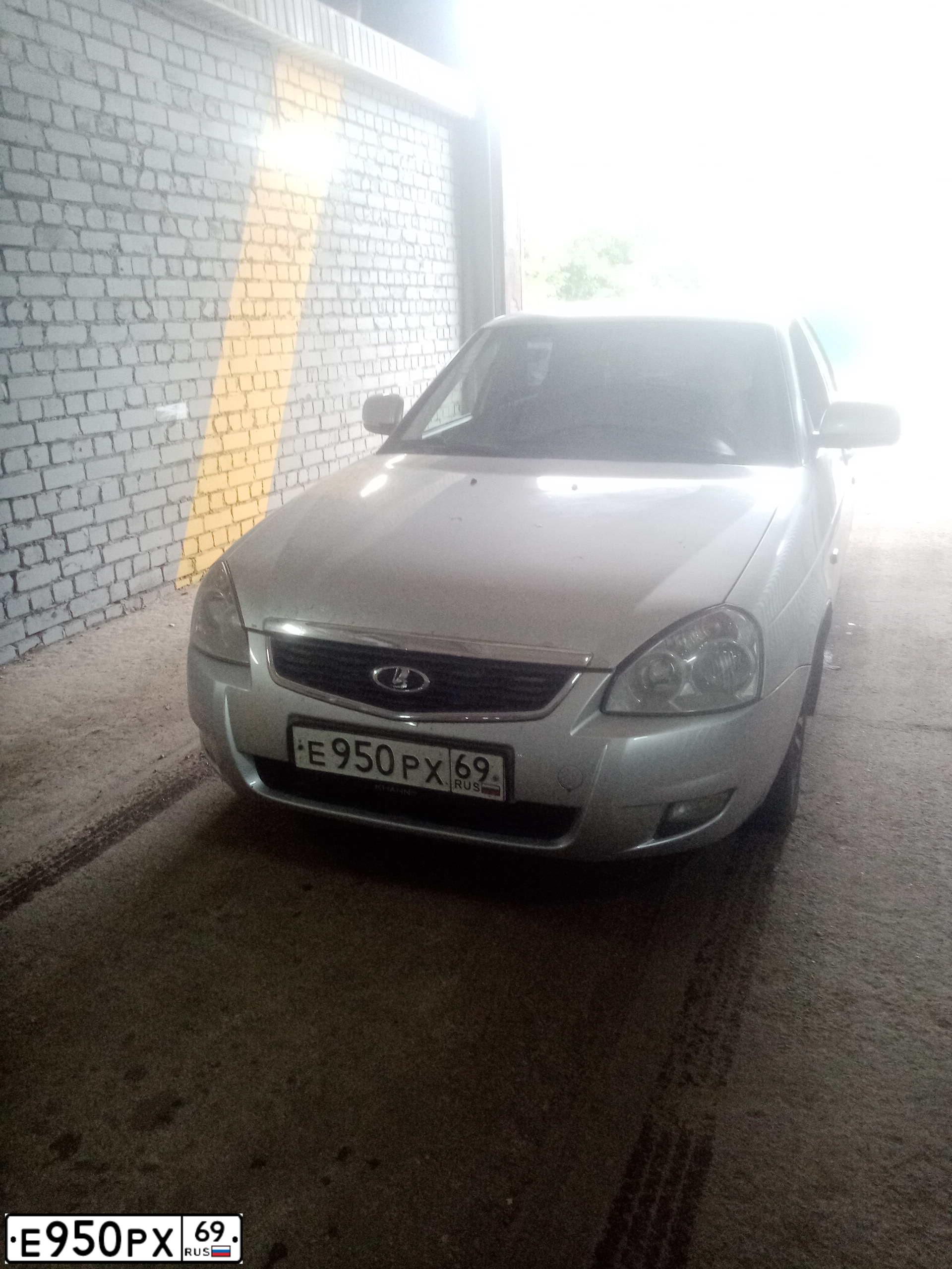 Фото автомобиля LADA 2170 PRIORA, 2009 — госномер Е950РХ69. Цвет: СВЕТЛО-СЕРЕБРИСТЫЙ МЕТАЛЛ