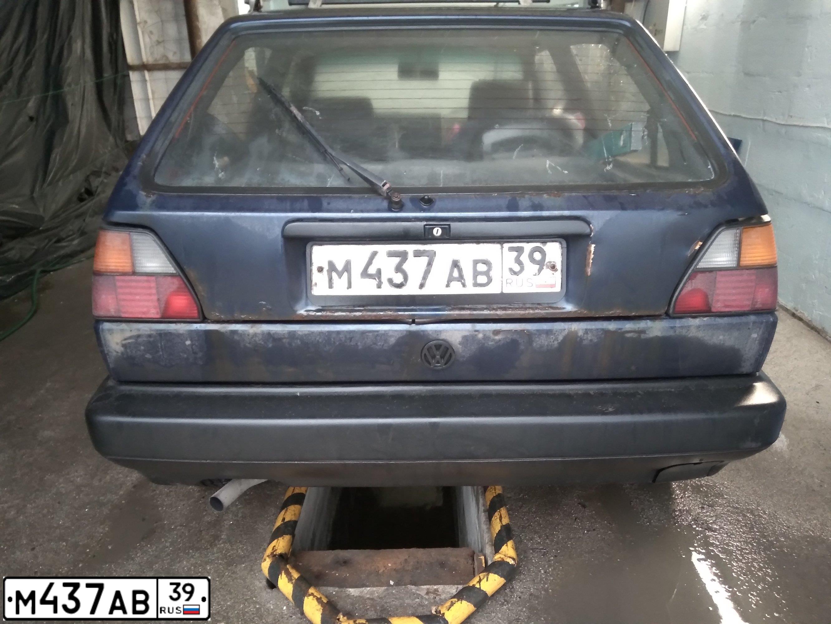Фото автомобиля VOLKSWAGEN GOLF, 1989 — госномер С052СМ39. Цвет: синий