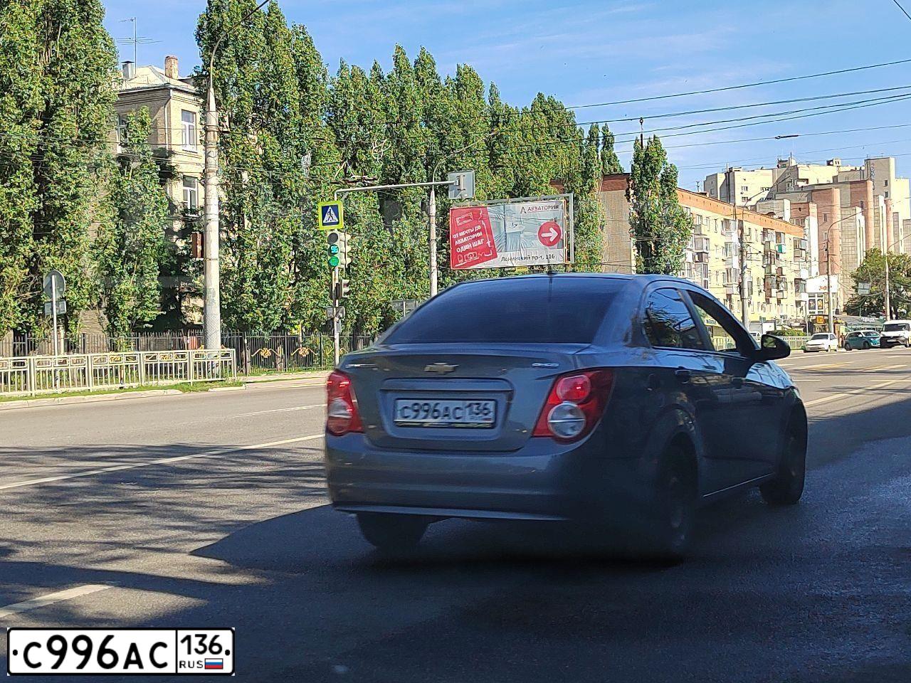 Фото автомобиля CHEVROLET AVEO, 2013 — госномер С996АС136. Цвет: СЕРЫЙ МЕТАЛЛИК