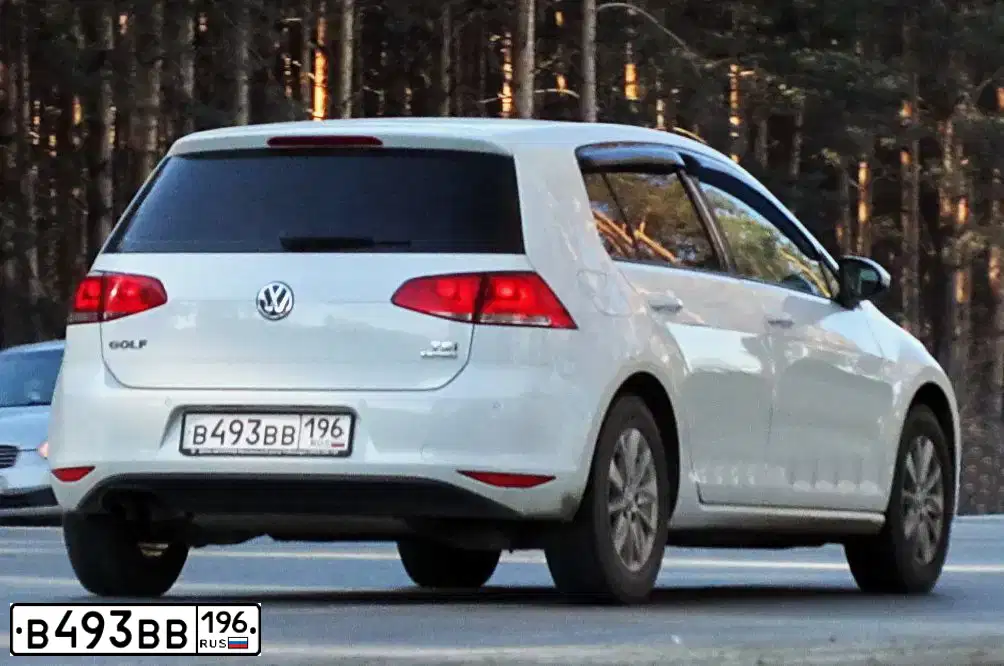 Фото автомобиля VOLKSWAGEN GOLF, 2013 — госномер Н715АВ774. Цвет: Белый
