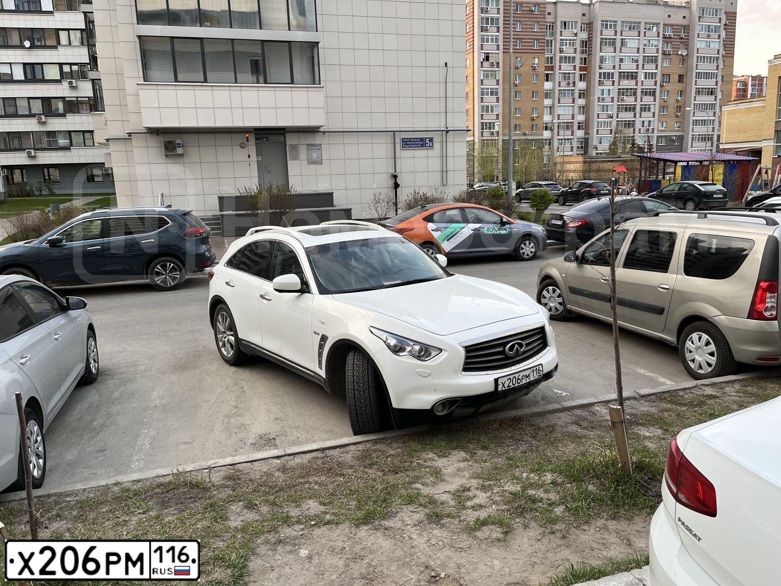Фото автомобиля INFINITI QX70 /FX/, 2016 — госномер Х206РМ116. Цвет: БЕЛЫЙ