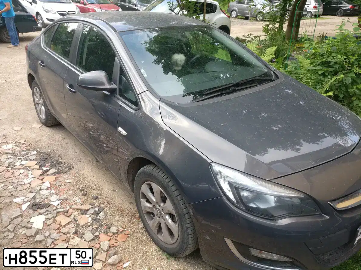 Фото автомобиля OPEL ASTRA, 2013 — госномер А327УУ60. Цвет: СЕРЫЙ МЕТАЛЛИК