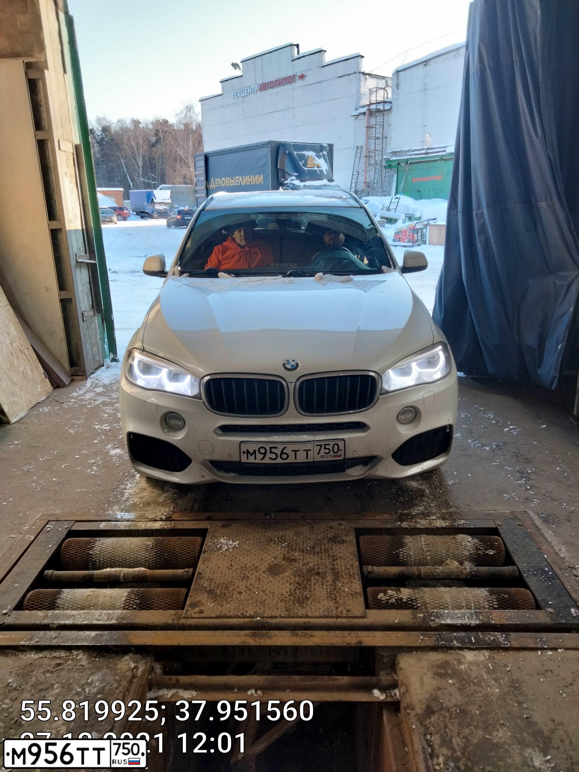 Фото автомобиля BMW X5, 2018 — госномер М956ТТ750. Цвет: БЕЛЫЙ МЕТАЛЛИК