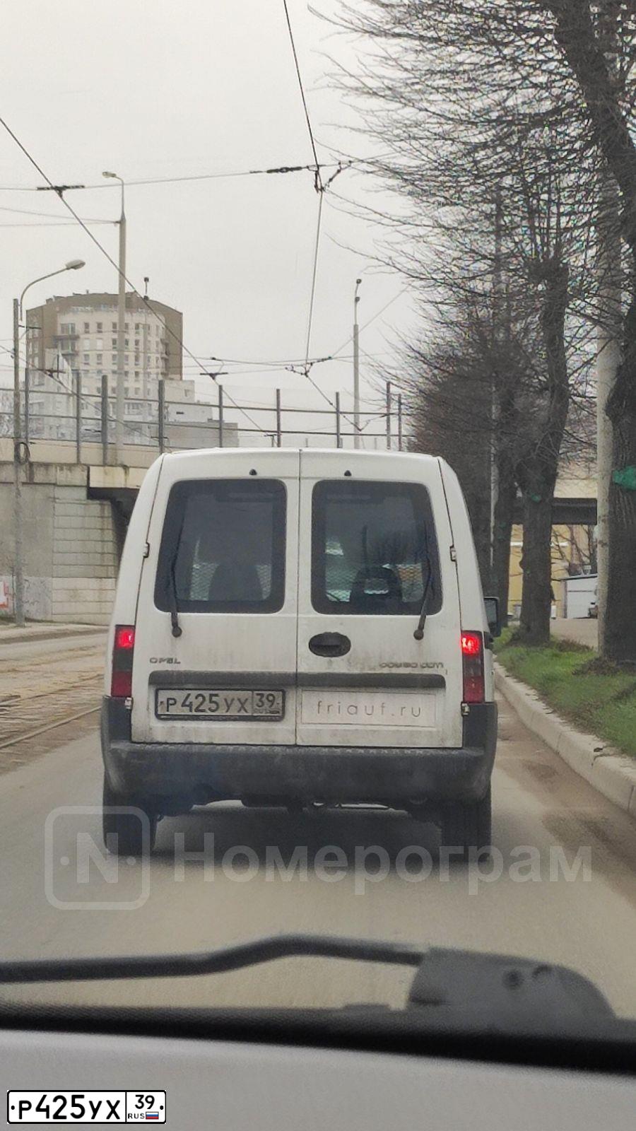 Фото автомобиля OPEL COMBO, 2007 — госномер Р425УХ39. Цвет: БЕЛЫЙ