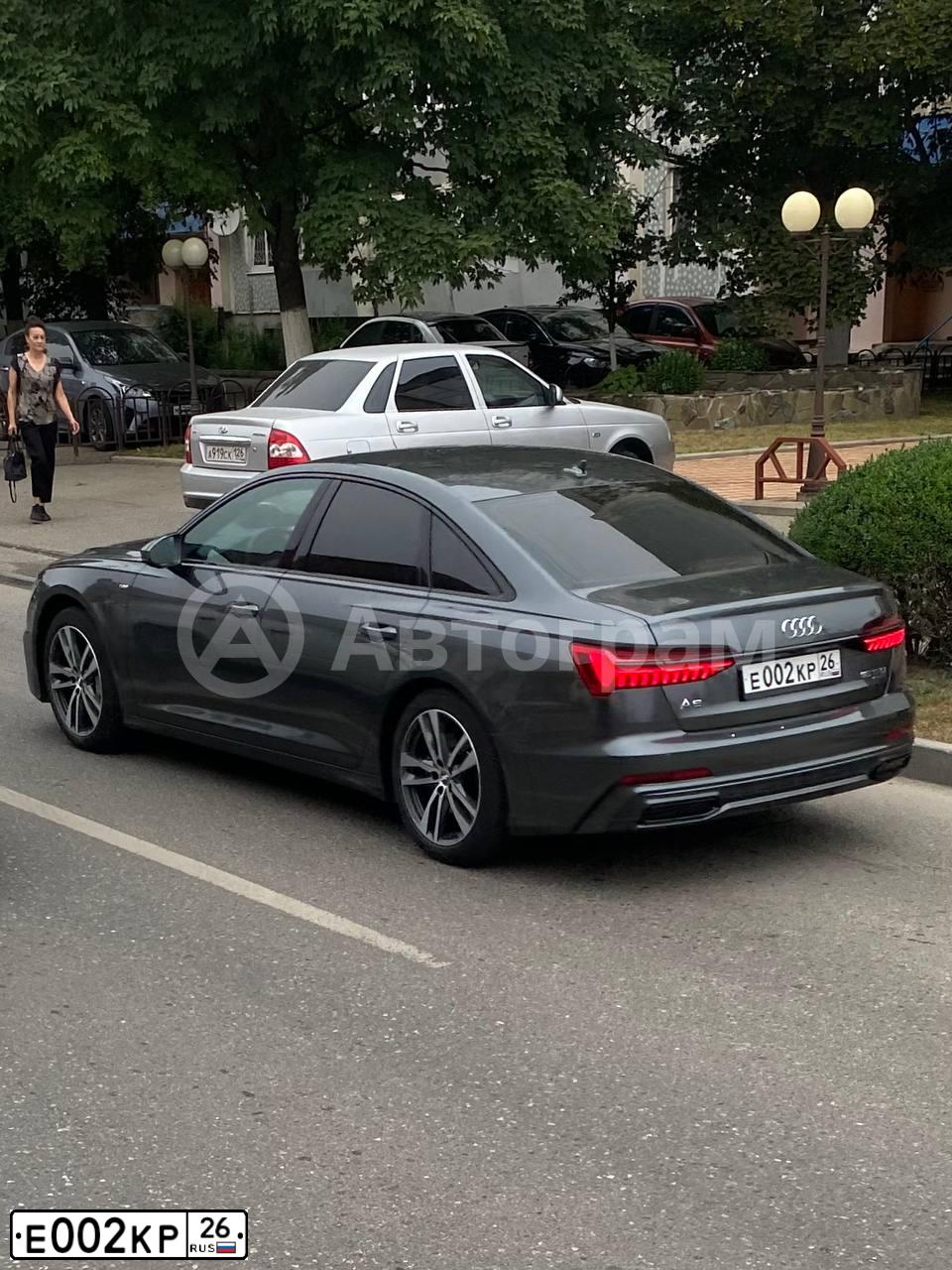 Фото автомобиля AUDI A6, 2018 — госномер Е002КР26. Цвет: ТЕМНО-СЕРЫЙ