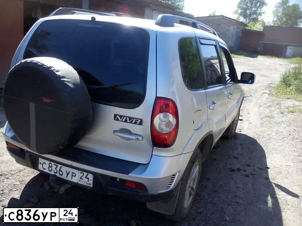 Фото автомобиля CHEVROLET NIVA, 2012 — госномер К004МВ124. Цвет: СВЕТЛО-СЕРЕБРИСТЫЙ  МЕТАЛЛИК