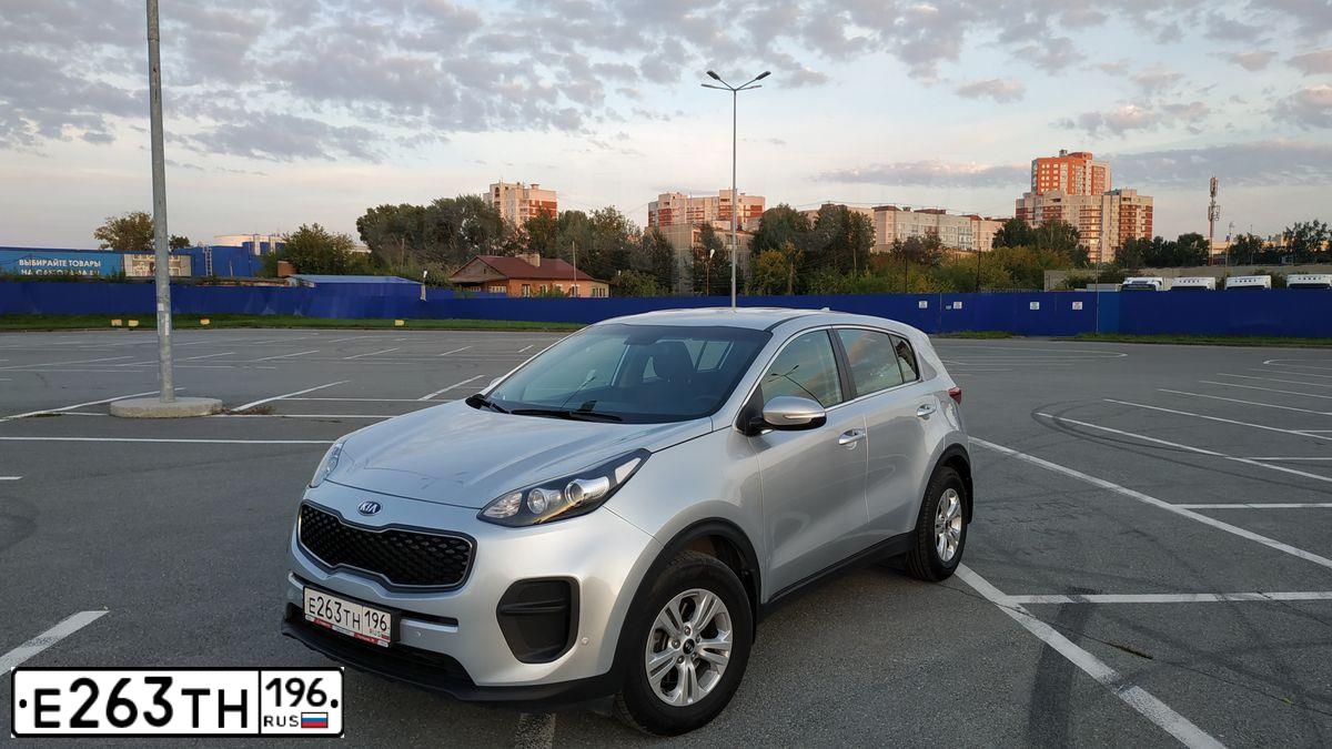Фото автомобиля KIA SPORTAGE, 2017 — госномер Е263ТН196. Цвет: СВЕТЛО СЕРЫЙ