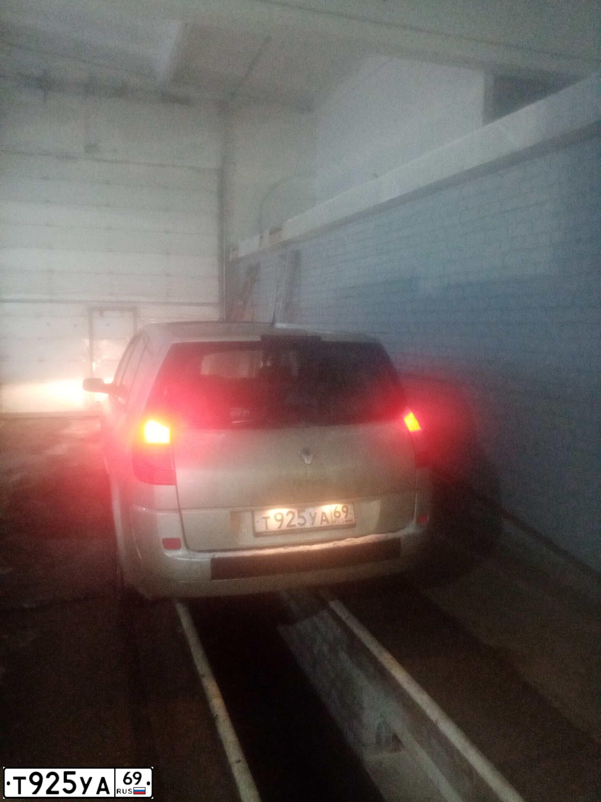 Фото автомобиля RENAULT MEGANE /GRAND/ SCENIC, 2007 — госномер Т925УА69. Цвет: ЗОЛОТИСТЫЙ