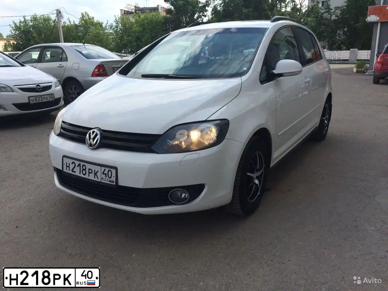 Фото автомобиля VOLKSWAGEN GOLF PLUS, 2012 — госномер Н218РК40. Цвет: БЕЛЫЙ