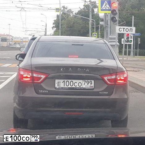 Фото автомобиля LADA VESTA, 2019 — госномер Е100СО799. Цвет: Коричневый