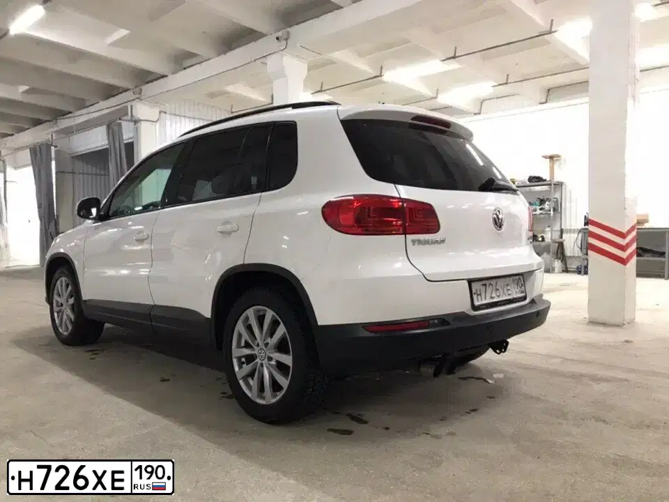 Фото автомобиля VOLKSWAGEN TIGUAN, 2012 — госномер А999ХА186. Цвет: Белый
