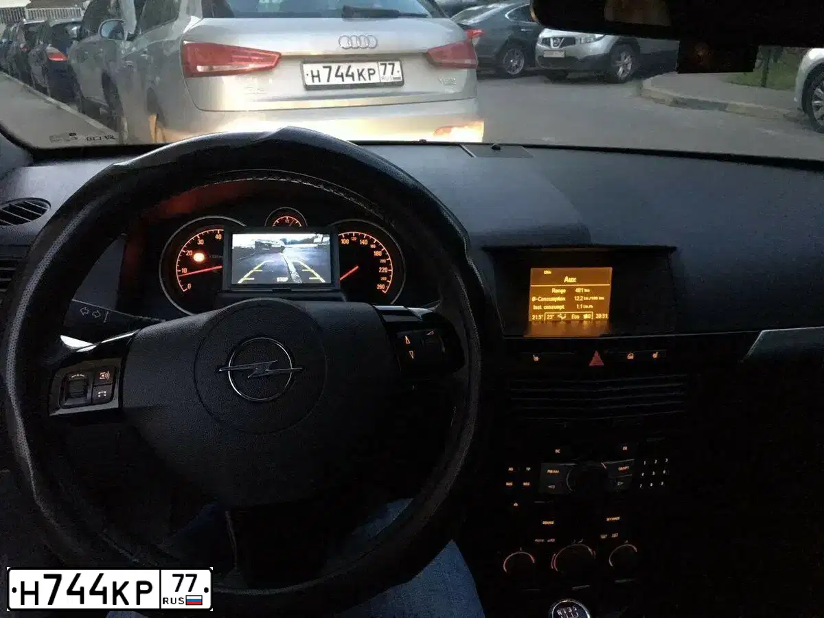 Фото автомобиля AUDI Q3, 2012 — госномер Н744КР77. Цвет: БЕЖЕВЫЙ