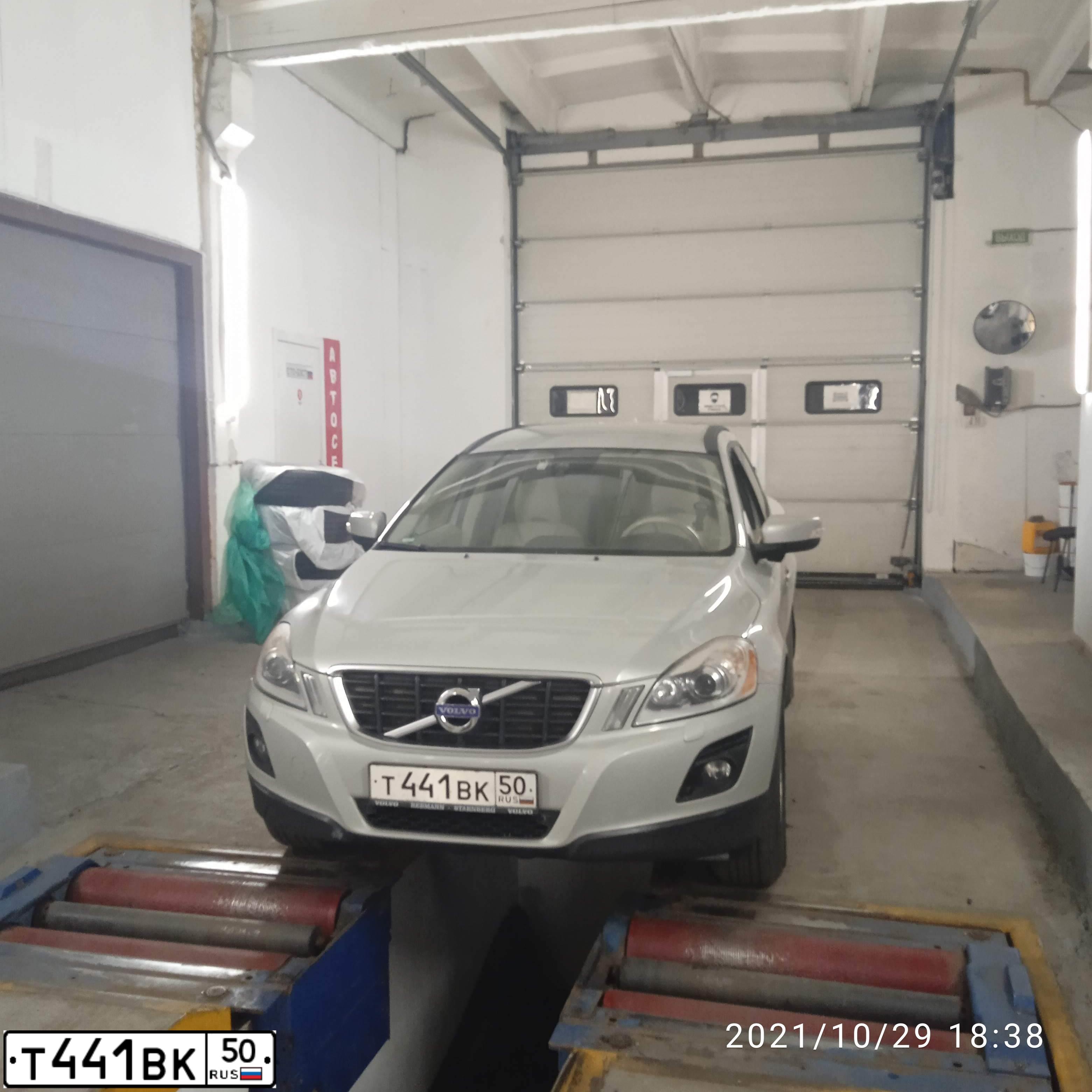 Фото автомобиля VOLVO XC60, 2009 — госномер К404АК147. Цвет: СВЕТЛО-СЕРЫЙ