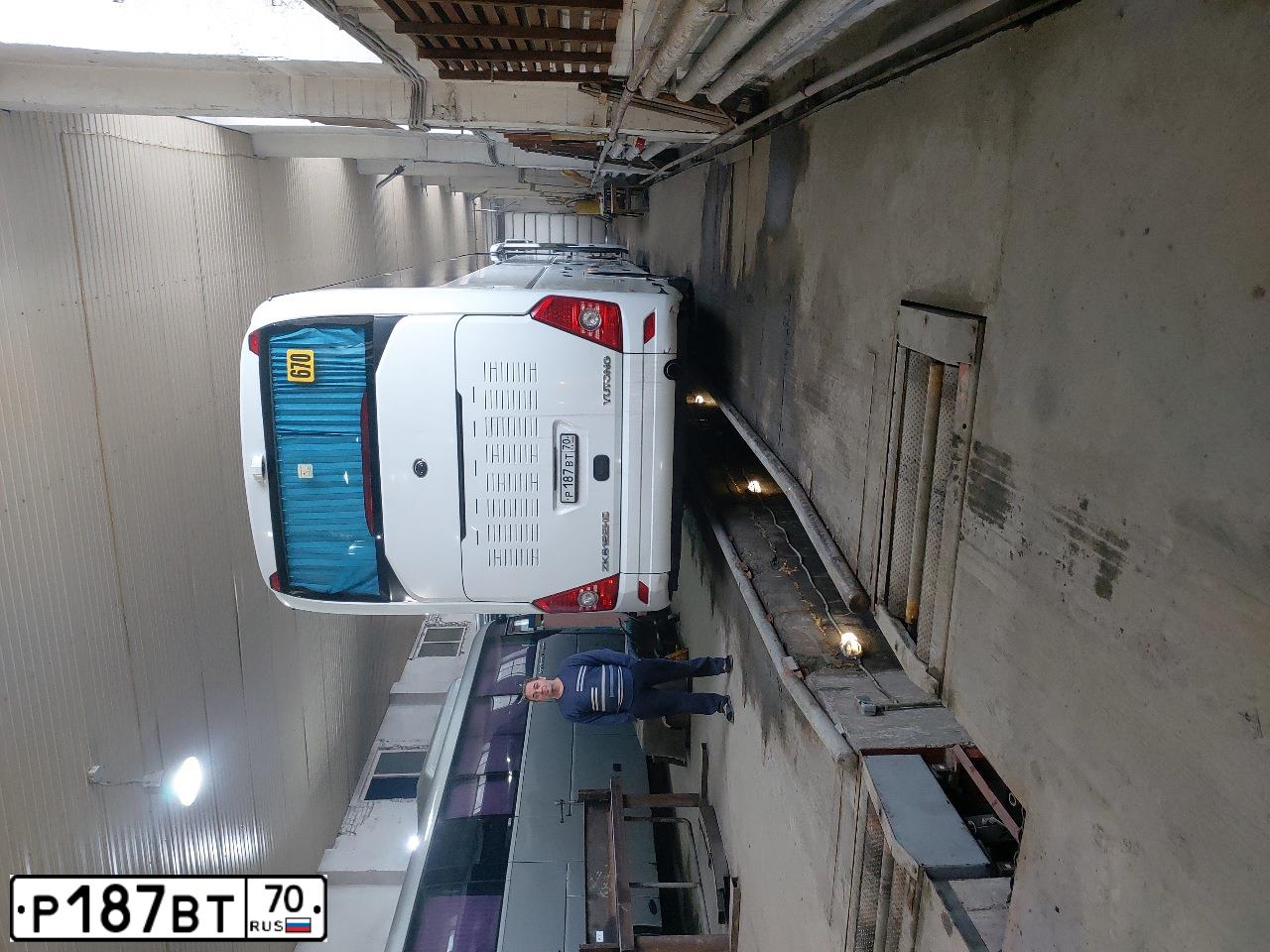 Фото автомобиля YUTONG 6119, 2018 — госномер Р187ВТ70. Цвет: Белый