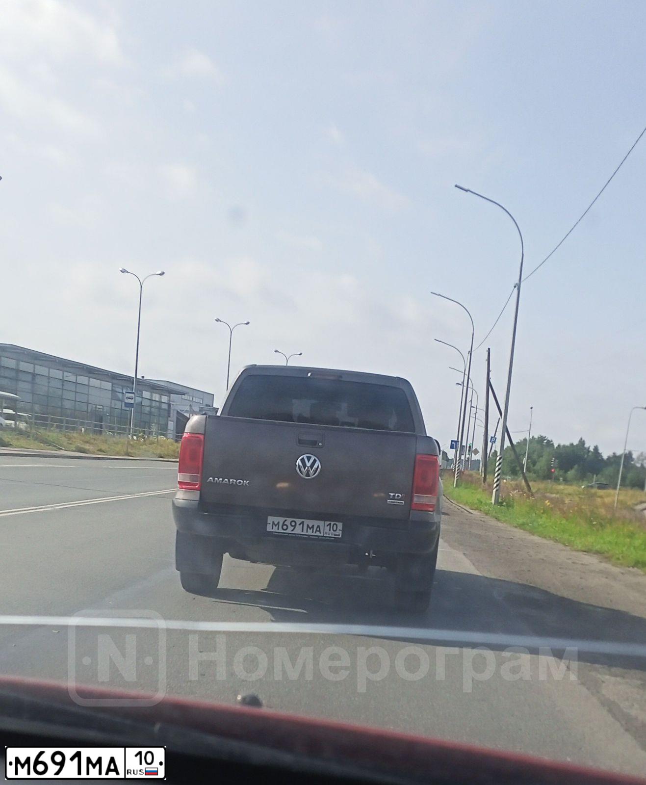 Фото автомобиля VOLKSWAGEN AMAROK, 2013 — госномер М691МА10. Цвет: КОРИЧНЕВЫЙ