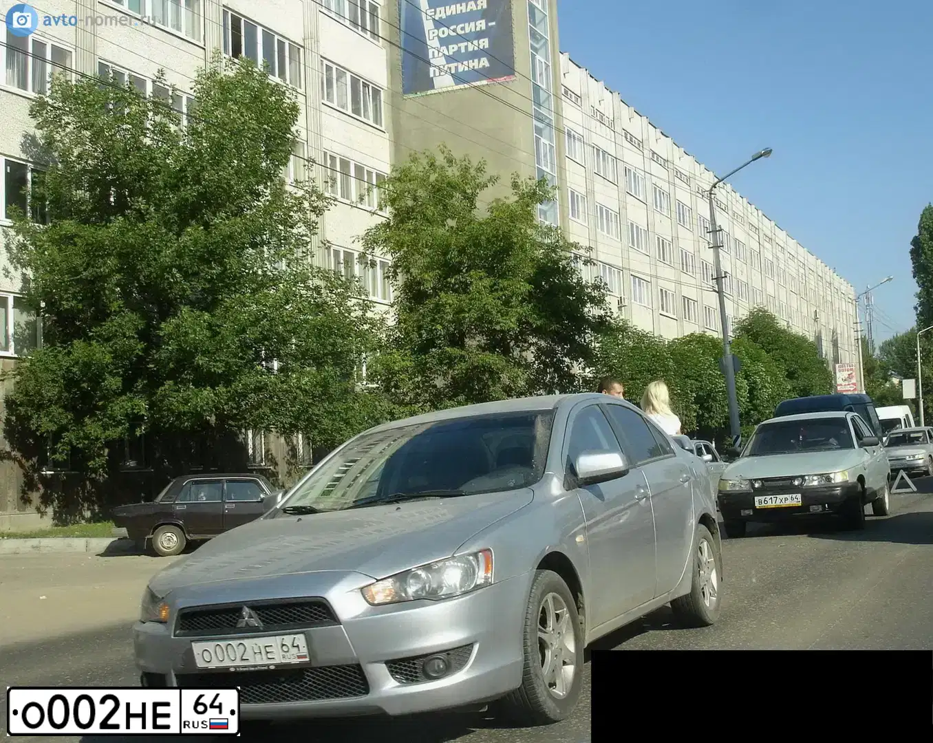 Фото автомобиля KIA RIO, 2014 — госномер О002НЕ64. Цвет: ЧЕРНЫЙ