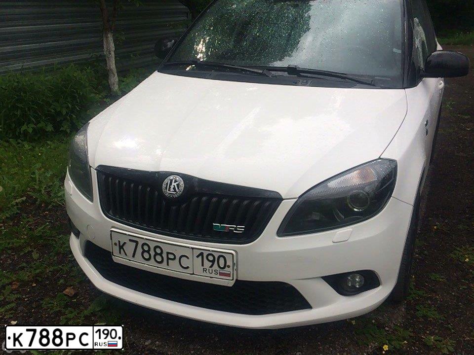 Фото автомобиля SKODA FABIA, 2012 — госномер К788РС190. Цвет: Белый