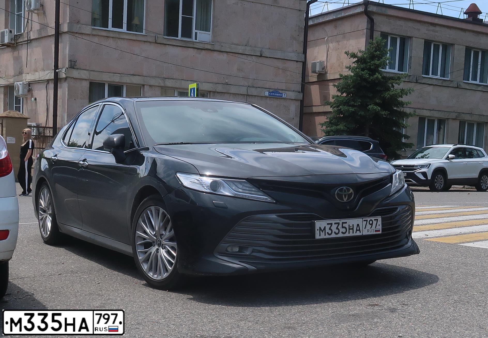 Фото автомобиля TOYOTA CAMRY, 2019 — госномер М001СС61. Цвет: ЧЕРНЫЙ