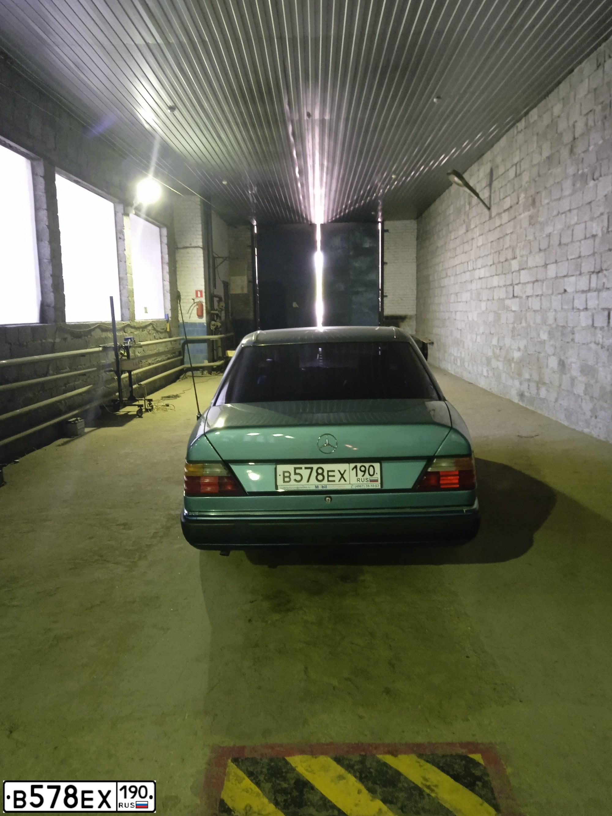 Фото автомобиля MERCEDES E-KLASSE, 1992 — госномер В578ЕХ190. Цвет: БИРЮЗОВЫЙ