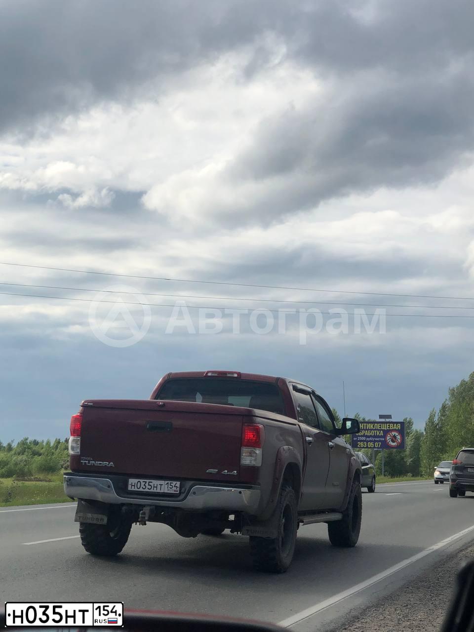 Фото автомобиля TOYOTA TUNDRA, 2010 — госномер Н035НТ154. Цвет: Красный