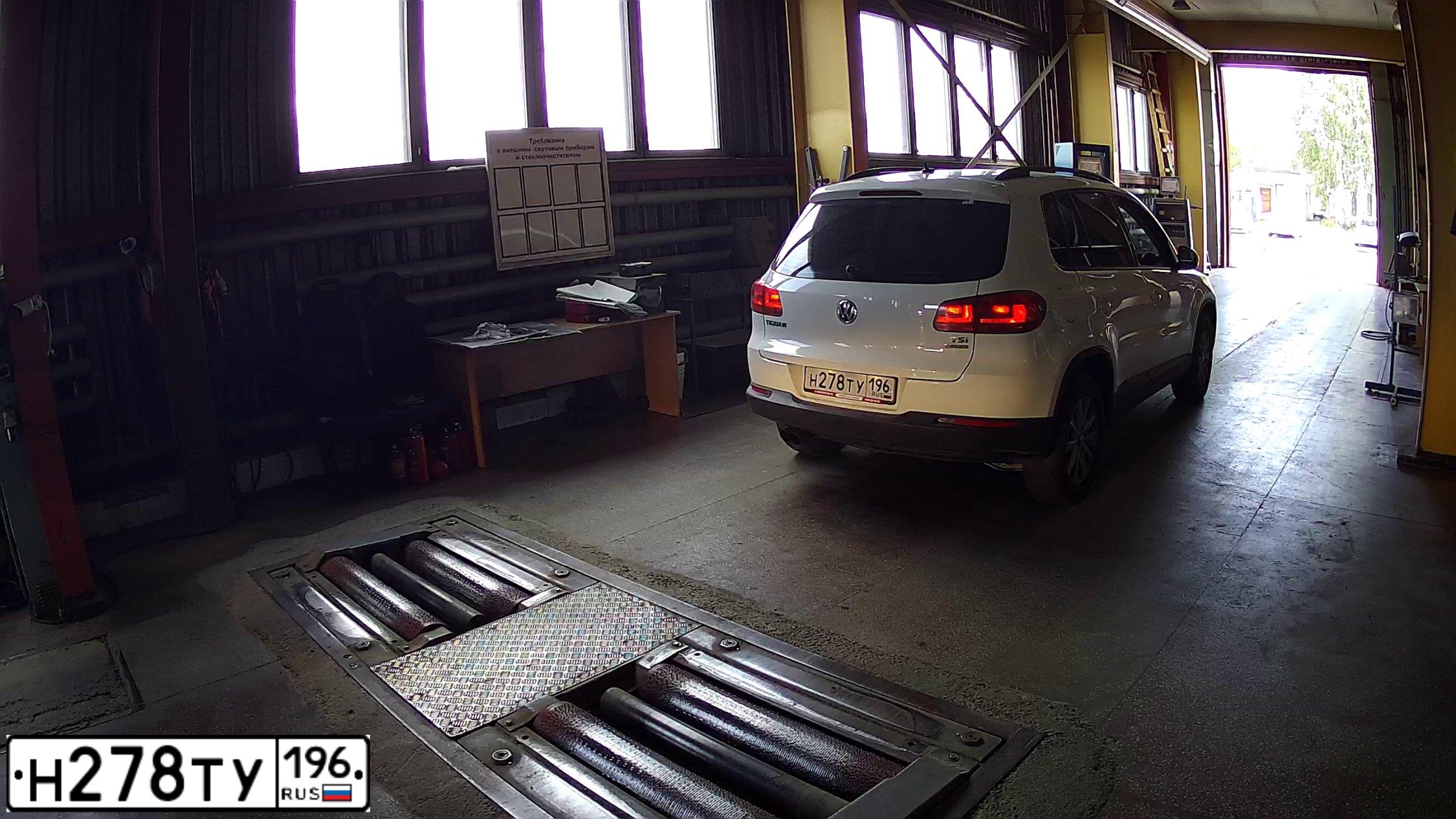 Фото автомобиля VOLKSWAGEN TIGUAN, 2013 — госномер Х331АР196. Цвет: Белый
