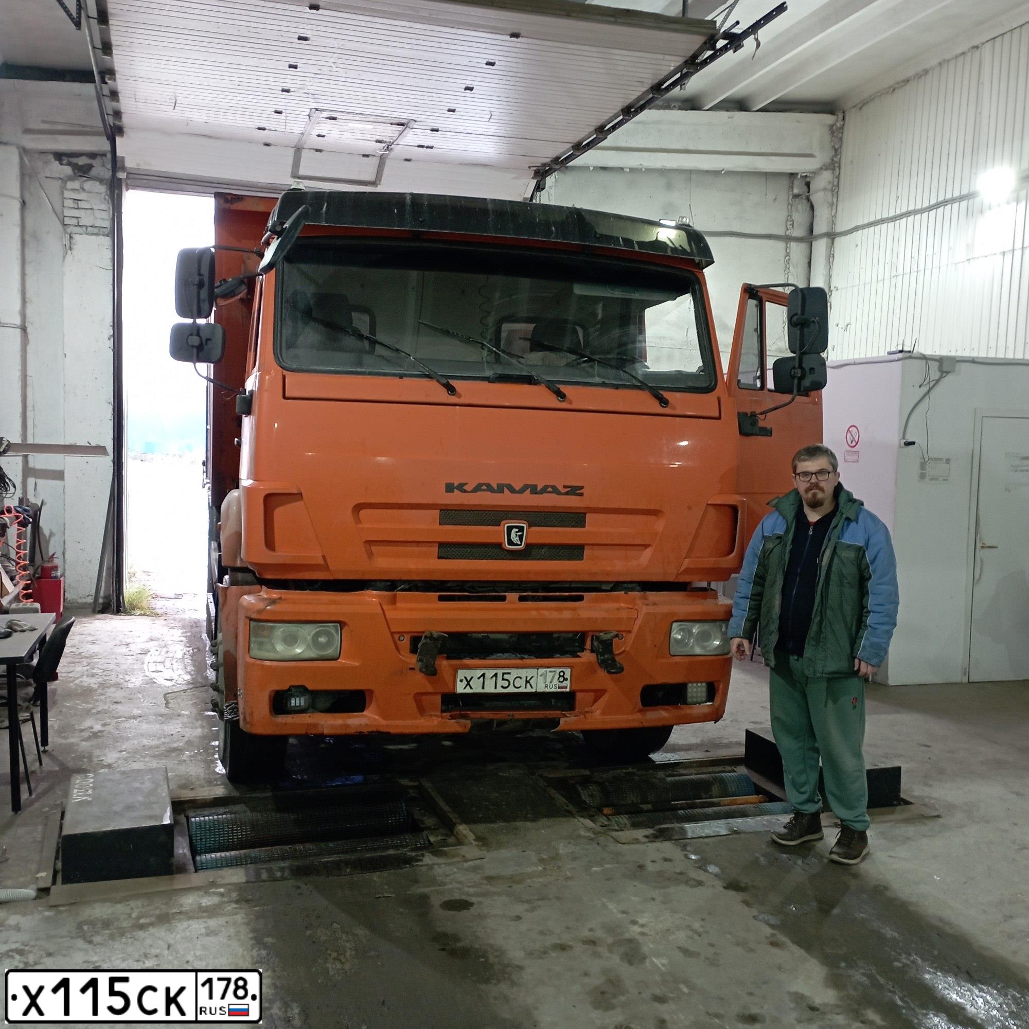 Фото автомобиля KAMAZ 6520 /6X4/, 2017 — госномер Х115СК178. Цвет: ОРАНЖЕВЫЙ RAL 2009