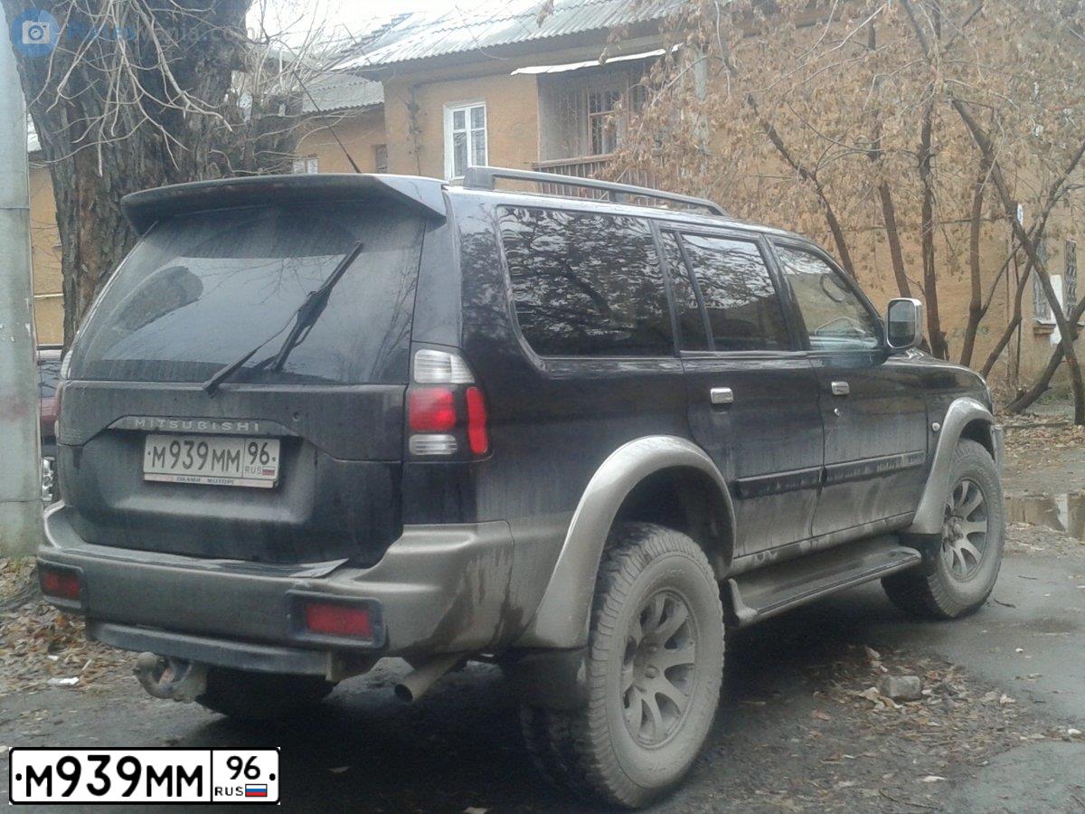 Фото автомобиля MITSUBISHI PAJERO SPORT, 2004 — госномер М939ММ96. Цвет: ЧЕРНЫЙ