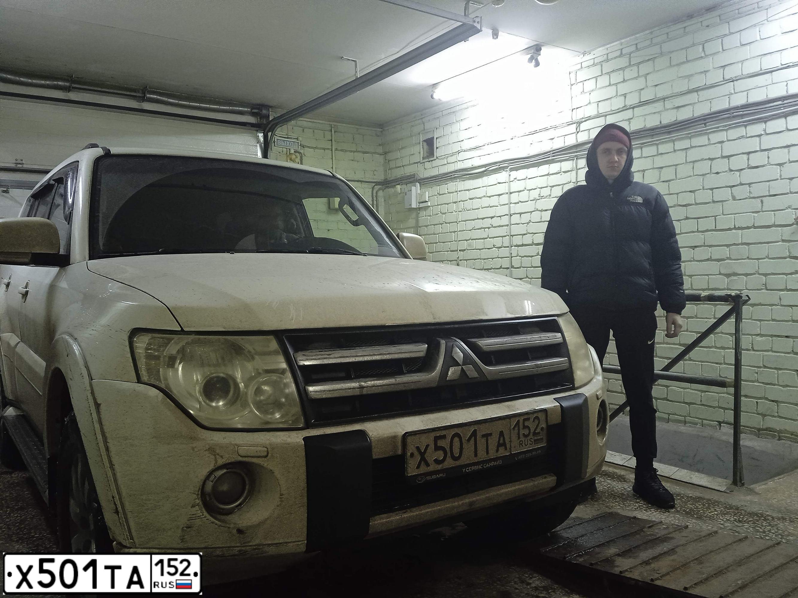 Фото автомобиля MITSUBISHI PAJERO, 2010 — госномер Х861МТ152. Цвет: Белый