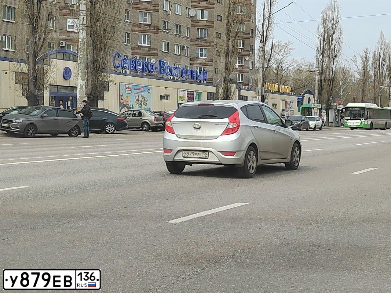 Фото автомобиля HYUNDAI SOLARIS, 2013 — госномер В389КЕ92. Цвет: Серебристый