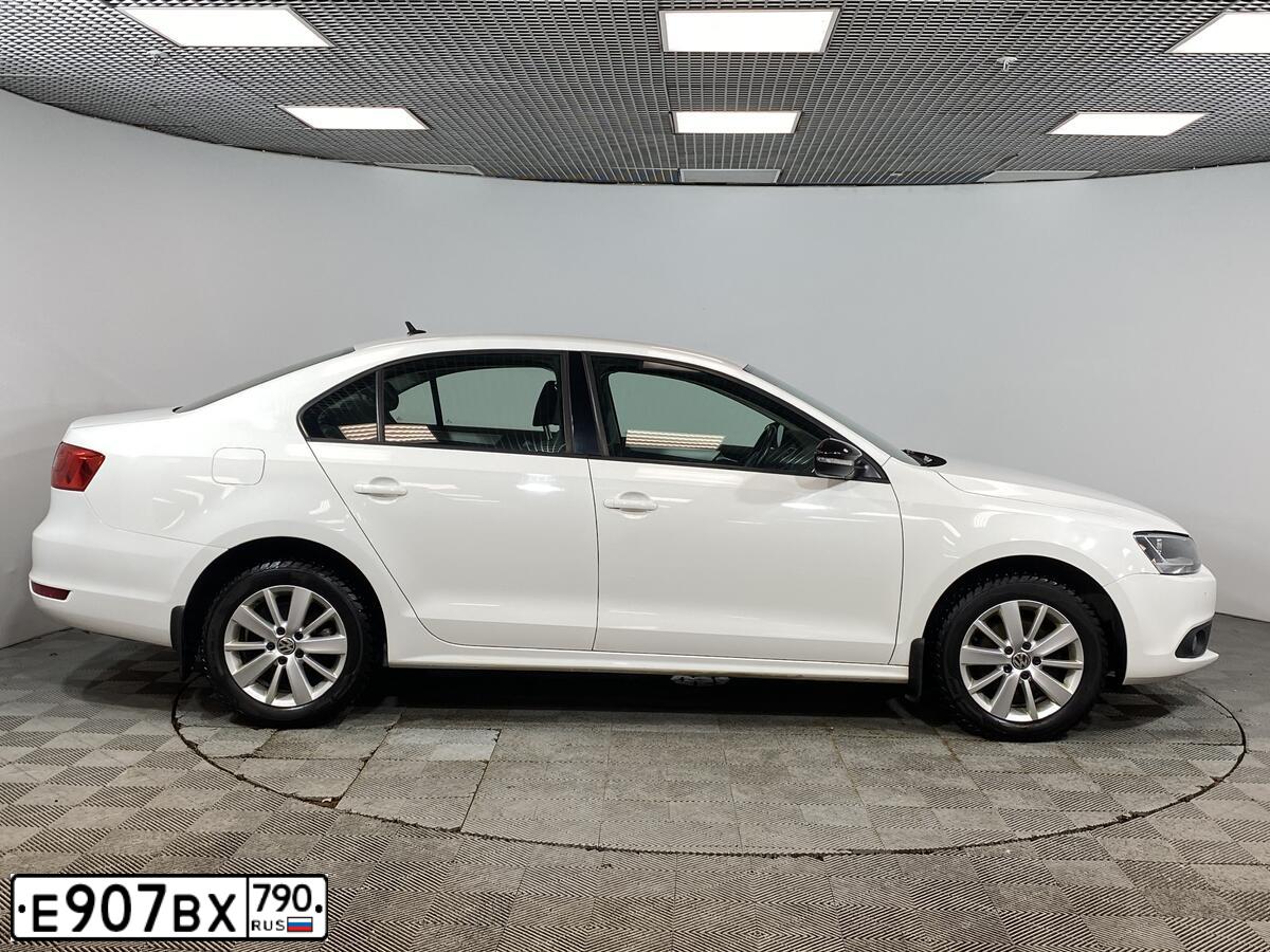 Фото автомобиля VOLKSWAGEN JETTA, 2013 — госномер Т823ХА73. Цвет: Белый