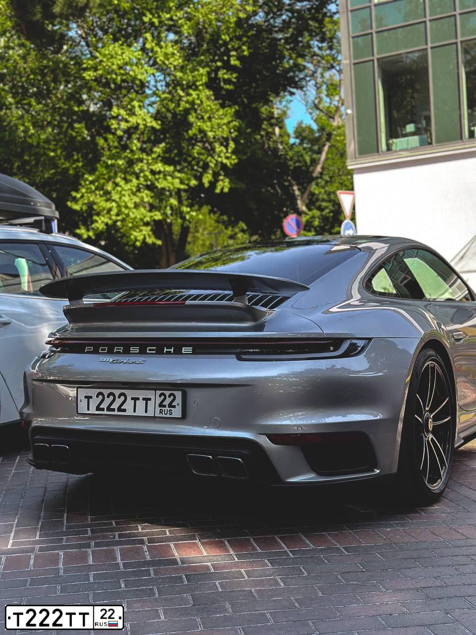 Фото автомобиля PORSCHE 911, 2021 — госномер Т222ТТ22. Цвет: СЕРЫЙ