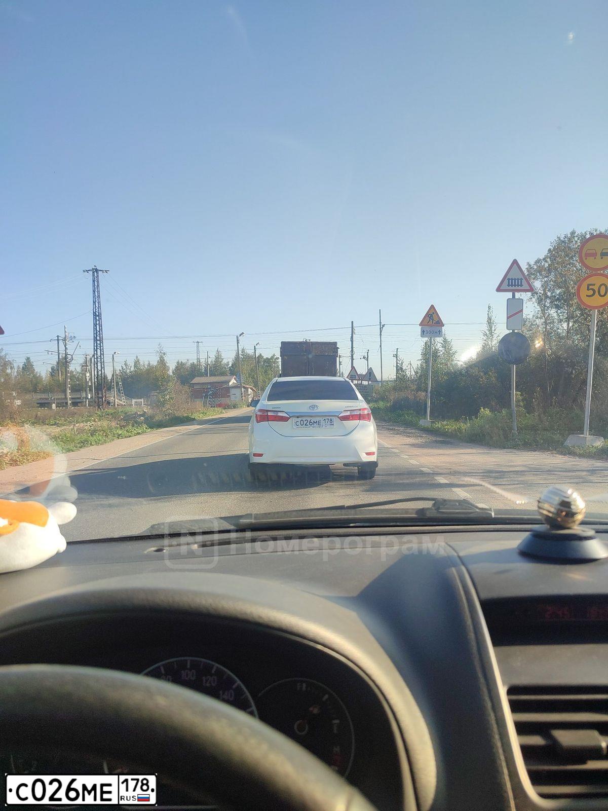 Фото автомобиля TOYOTA COROLLA, 2014 — госномер С026МЕ178. Цвет: БЕЛЫЙ