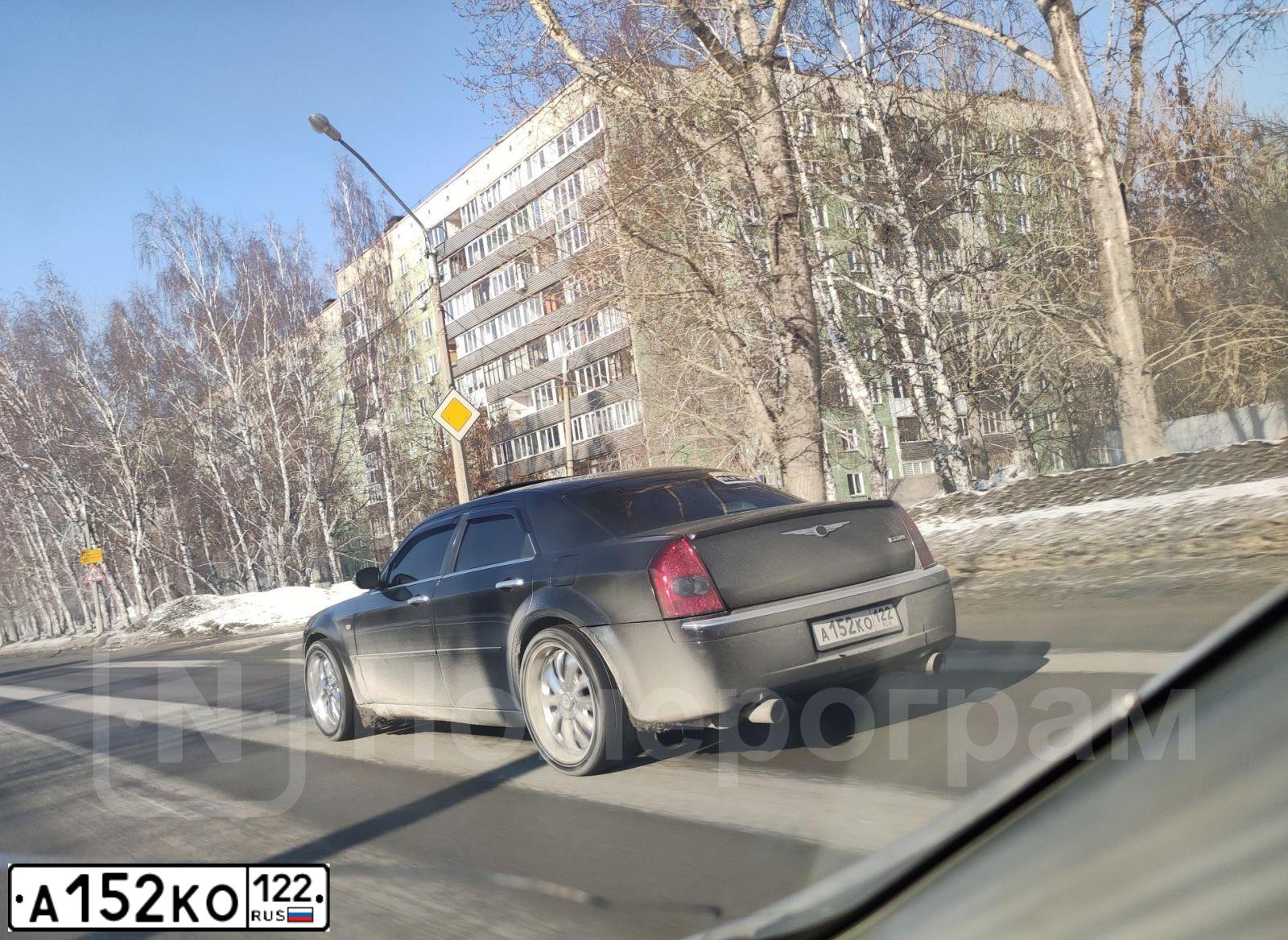 Фото автомобиля CHRYSLER SERIE 300, 2005 — госномер С864МТ199. Цвет: ЧЕРНЫЙ