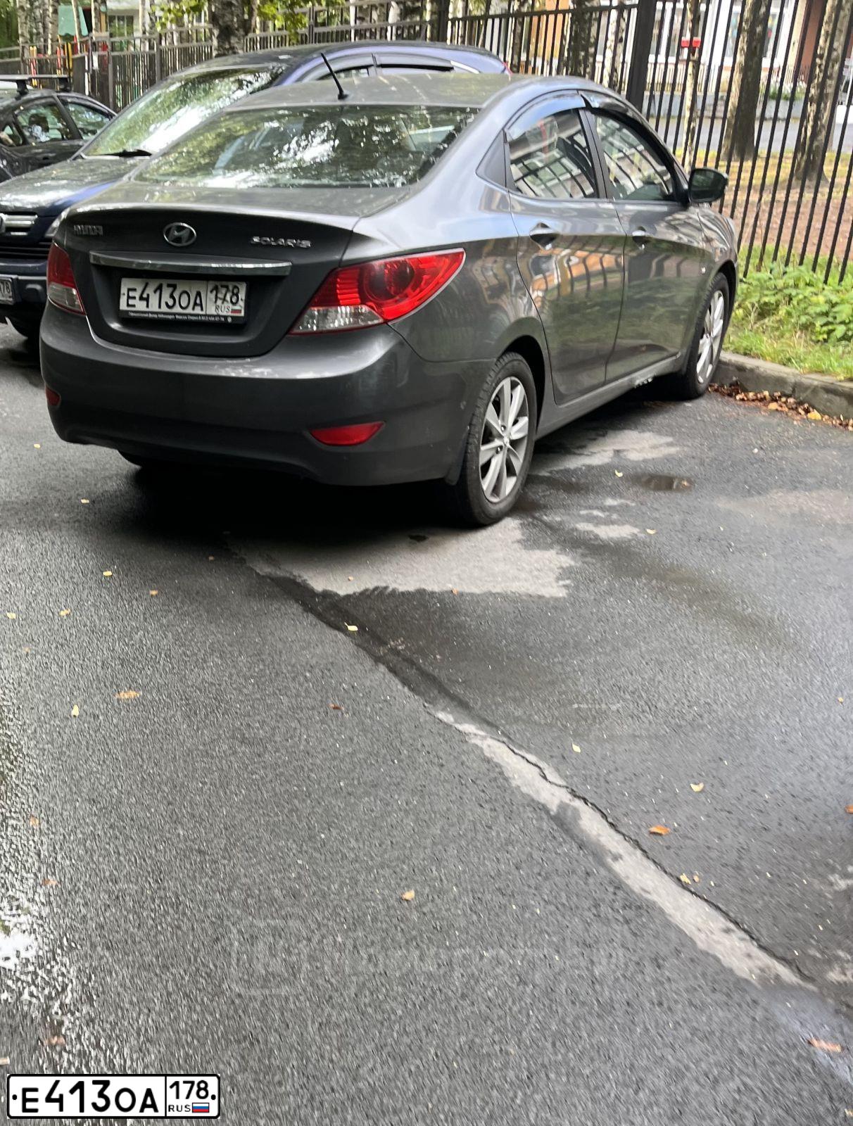 Фото автомобиля HYUNDAI SOLARIS, 2011 — госномер Е413ОА178. Цвет: ЧЕРНЫЙ