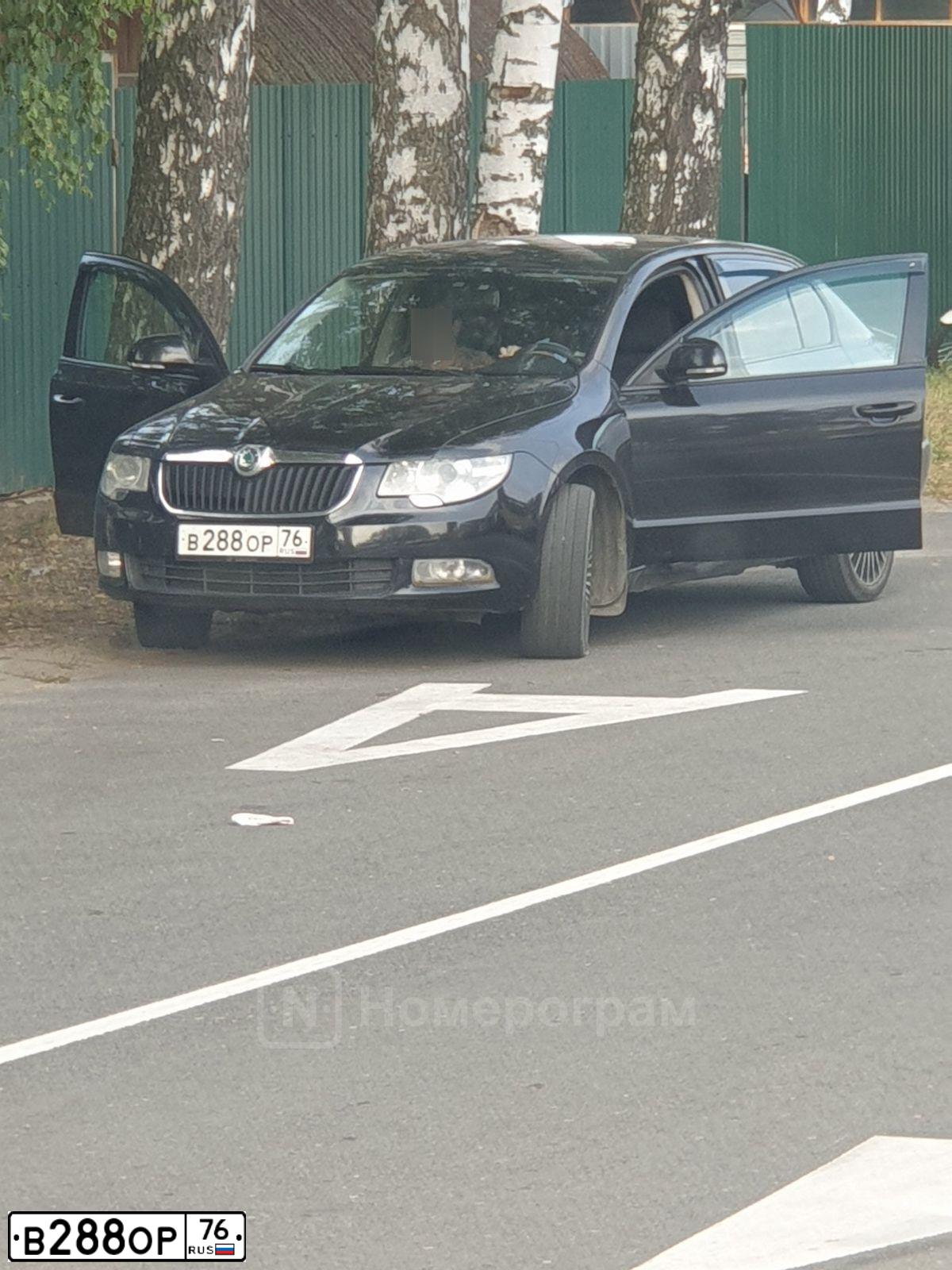 Фото автомобиля SKODA SUPERB, 2011 — госномер В288ОР76. Цвет: ЧЕРНЫЙ
