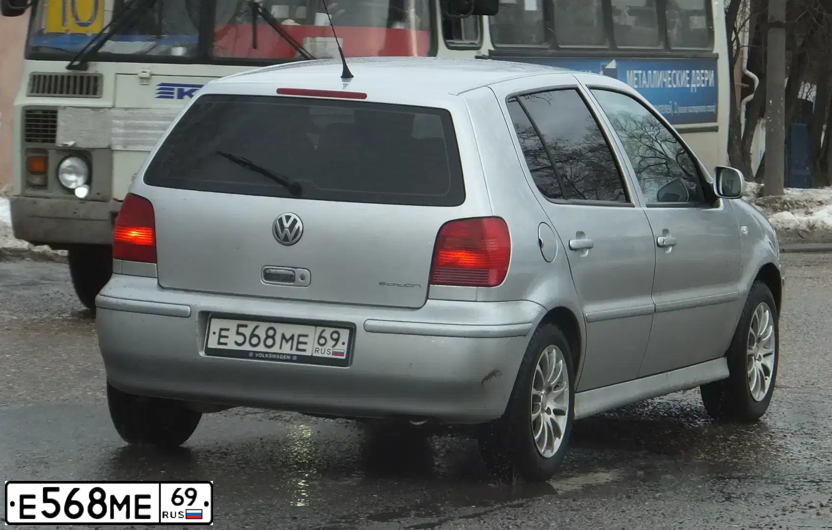 Фото автомобиля VOLKSWAGEN POLO, 2000 — госномер Е568МЕ69. Цвет: СЕРЫЙ