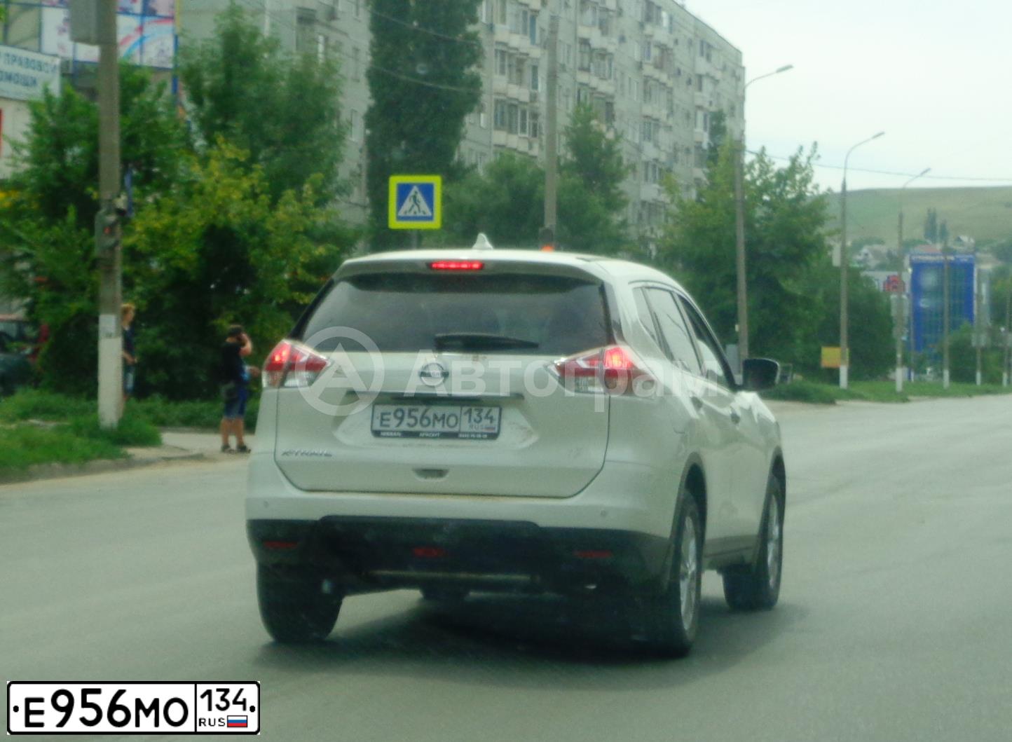 Фото автомобиля NISSAN X-TRAIL, 2018 — госномер Е956МО134. Цвет: БЕЛЫЙ