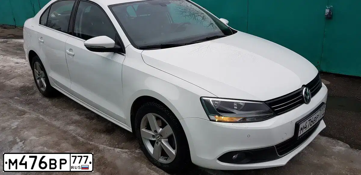 Фото автомобиля VOLKSWAGEN JETTA, 2013 — госномер О276АР550. Цвет: Белый