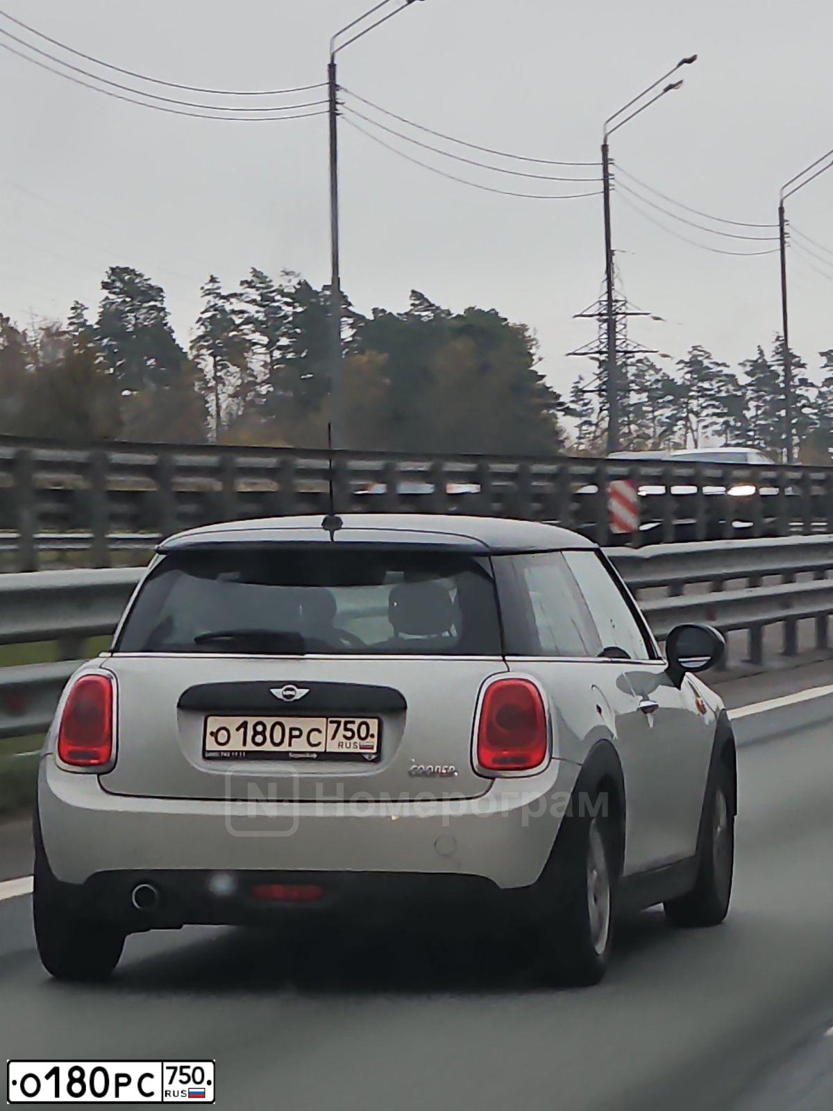 Фото автомобиля MINI МИНИ COOPER, 2017 — госномер О180РС750. Цвет: СЕРЕБРИСТЫЙ