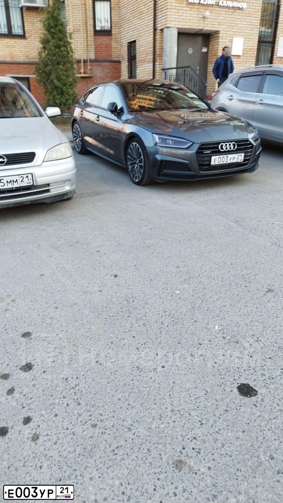 Фото автомобиля AUDI A5, 2018 — госномер Е003УР21. Цвет: Серый