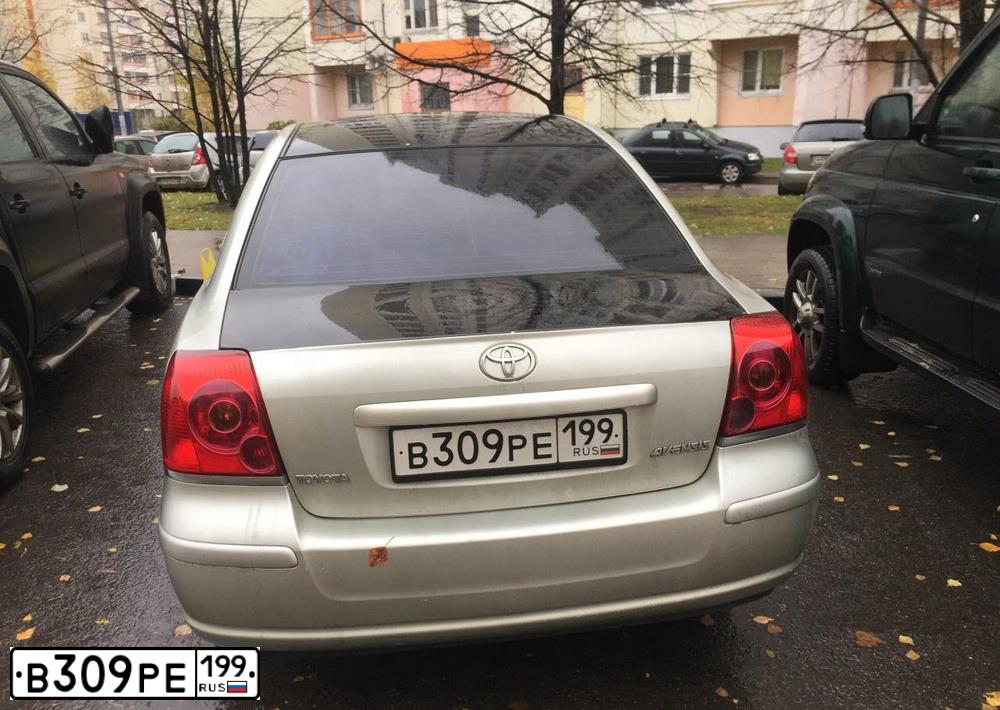Фото автомобиля TOYOTA AVENSIS, 2004 — госномер М006ОН24. Цвет: серебристый